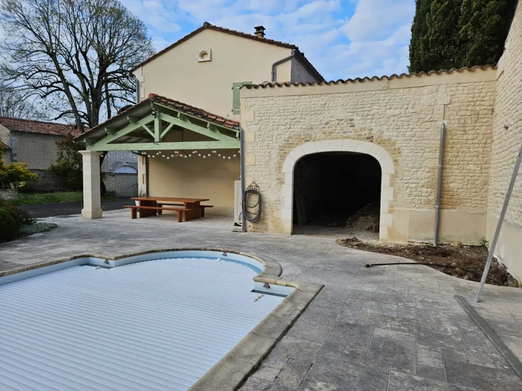 Réalisation d'ouvertures par SARL Bernard Mathieu, entreprise de couverture à Saint-Jean-d'Angély