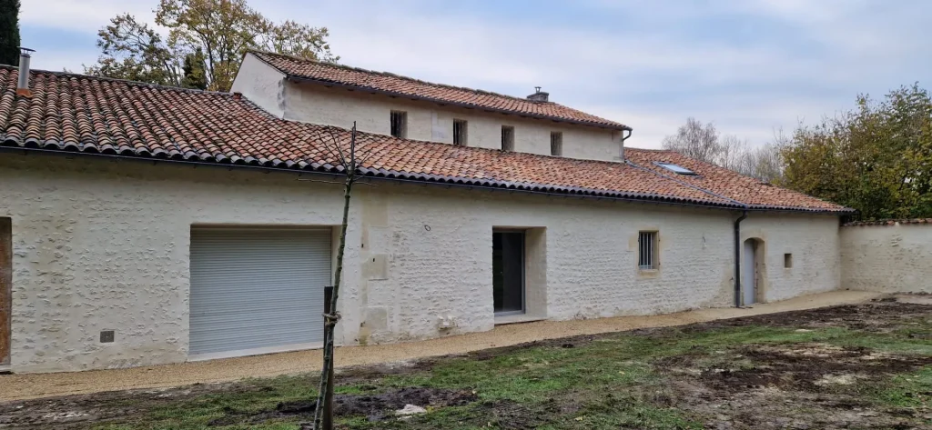 Réalisation de ravalement de façade par SARL Bernard Mathieu, entreprise de couverture à Saint-Jean-d'Angély